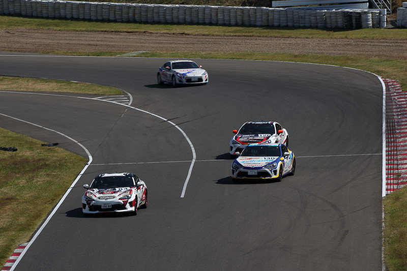 トップに立つも、背後から迫るライバルのプレッシャーをかわすのに精いっぱい