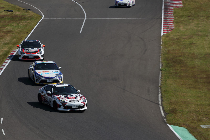 トップに立つも、背後から迫るライバルのプレッシャーをかわすのに精いっぱい