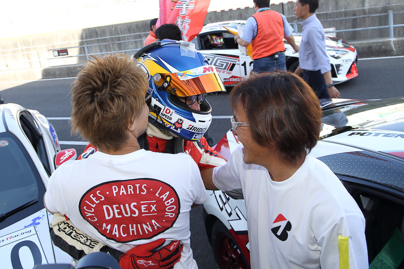 パドックに戻ると喜びが爆発。感極まり家族総出で大泣きです