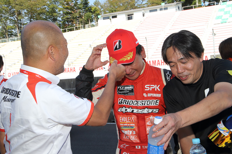 パドックに戻ると喜びが爆発。感極まり家族総出で大泣きです