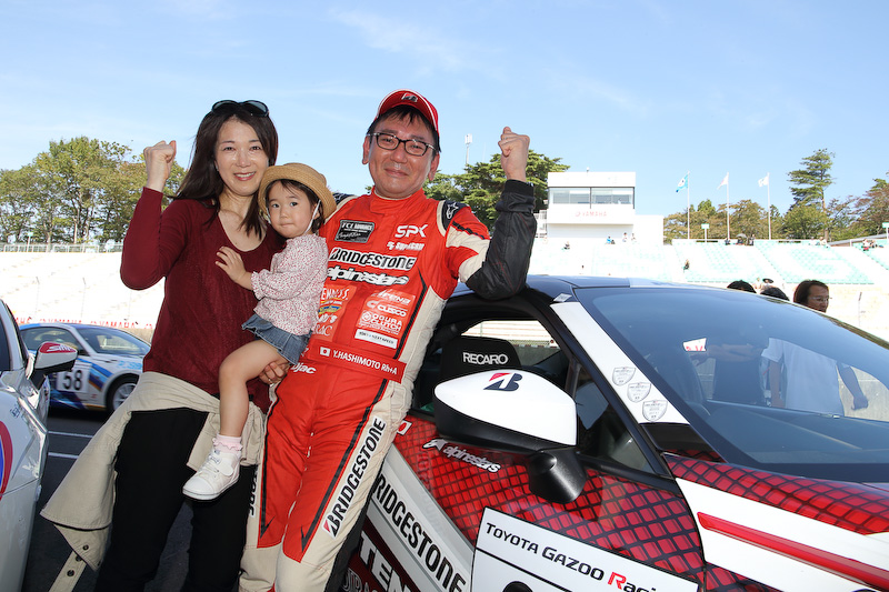 パドックに戻ると喜びが爆発。感極まり家族総出で大泣きです