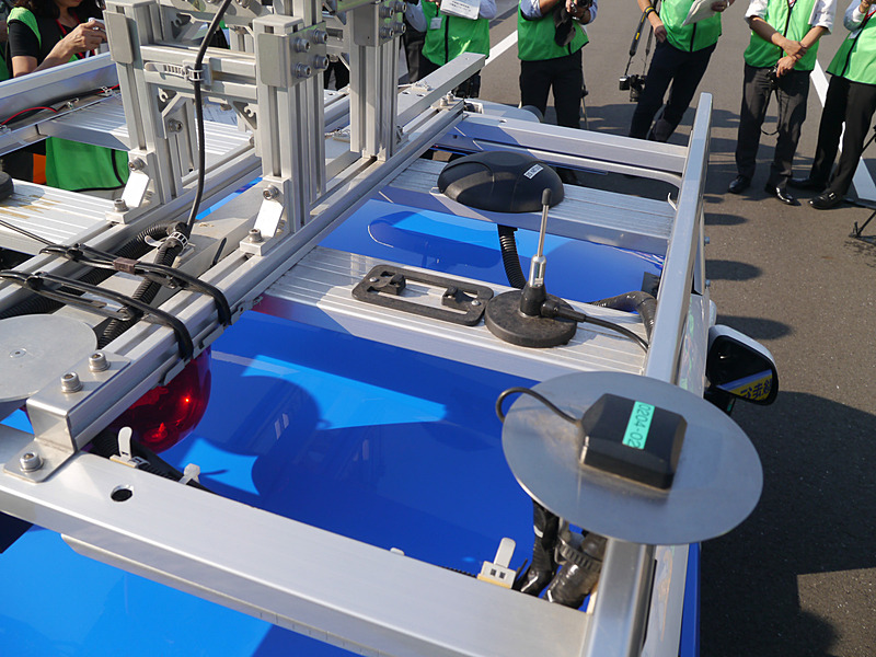 天井にはアンテナなどが設置されている