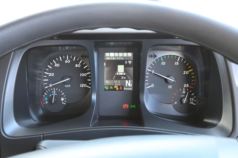 停止状態のメーターだが、前のクルマと3m離れて停止している。中央右下のクルマとメーターのアイコンが表示しているときはアダプティブクルーズコントロールである「プロキシミティ・コントロール・アシスト」の設定状態