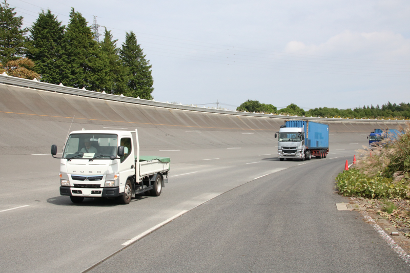 高速周回路を先行車に続いて走行する