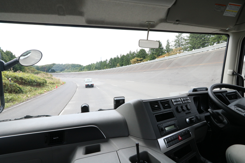 アクセルもブレーキも踏まずに先行車に付いていく