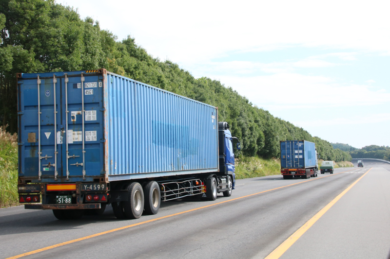 先行の小型トラックが減速したので、速度を落としていく