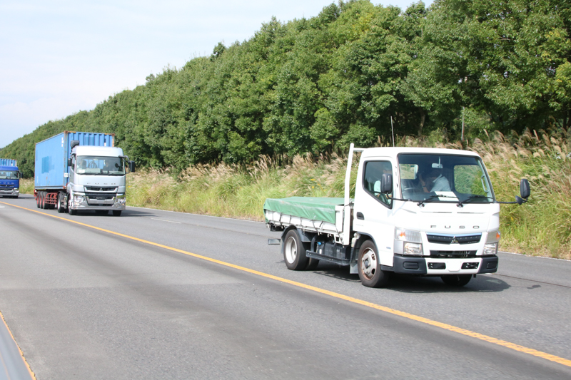 先行の小型トラックが減速したので、速度を落としていく