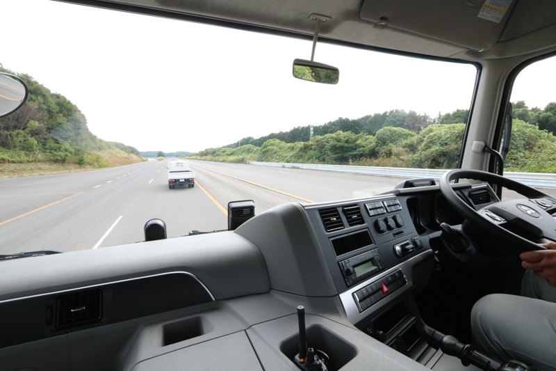 室内から見たプロキシミティ・コントロール・アシストの作動シーン。先行車が速度を落とすとブレーキ操作なしに減速