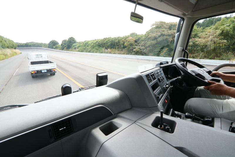 停止までのリターダー動作を含むブレーキ操作を自動的にやってくれる