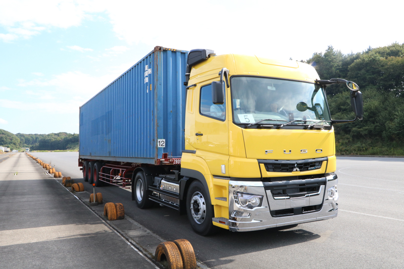 汎用路での試乗は、イエローのボディカラーのスーパーグレートが担当