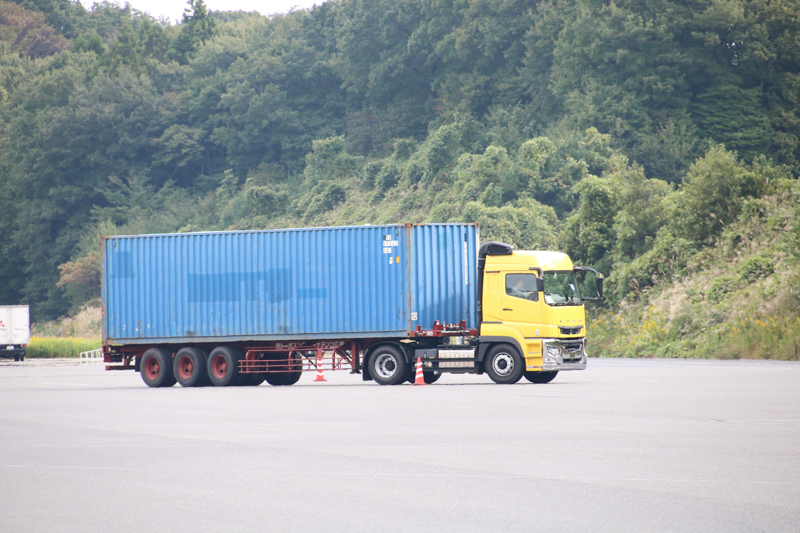 車庫入れやスラロームも体験。スムーズな変速により、低速でのとりまわしも良好だった