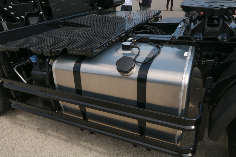 ガソリンタンク、その左にはアドブルーのタンクもある