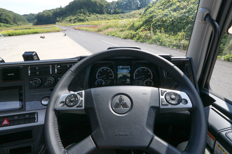 ステアリングに操作スイッチがある