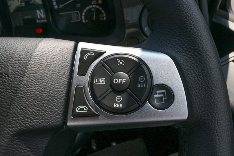 クルーズコントロールの操作は乗用車などと変わらず、「SET」で速度をセットすると作動する