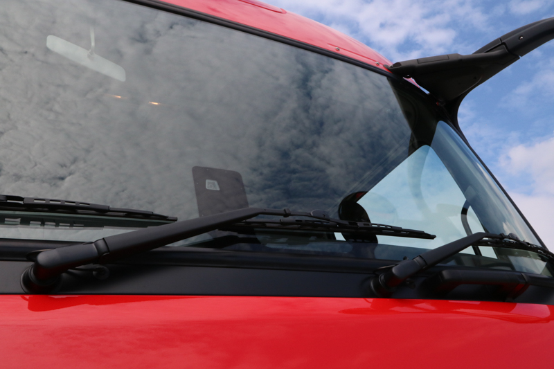 カメラとセンサーをフロントウィンドウに装着