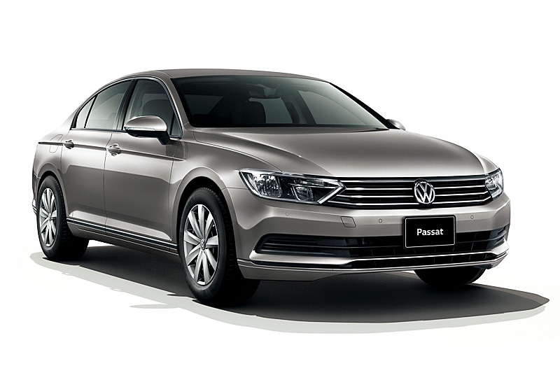 現在日本で販売されている「パサート」（左）、「パサート ヴァリアント」（右）