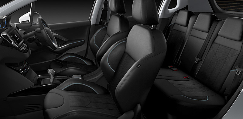 シートは特別装備の「アルカンタラ＆テップレザーシート（フロントシートヒーター付）」