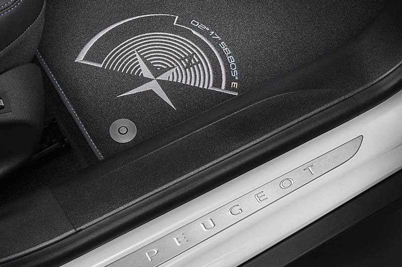 パリにある「プジョーアベニュー」の緯度と経度を示したコンパスがモチーフとなる専用のバッヂをフロントドアに、専用のステッカーをBピラーに装着。フロアマットにもコンパスを模したロゴが配される