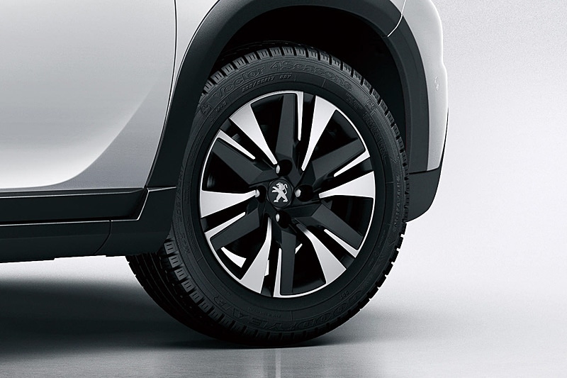 16インチアロイホイールに「4シーズンタイヤ」を特別装備