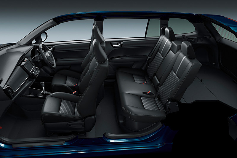 新しくシートバックのデザインにグレーのストライプ加飾が施された“W×B”のブラック内装