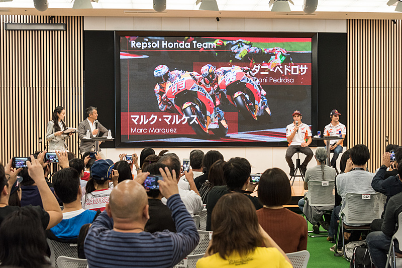 平日の昼間にもかかわらず160席の客席はほぼ満員となり、立ち見も出るほどだった