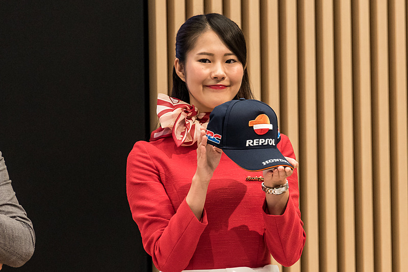 抽選会でプレゼントされたRepsol Hondaの3選手サイン入りキャップ
