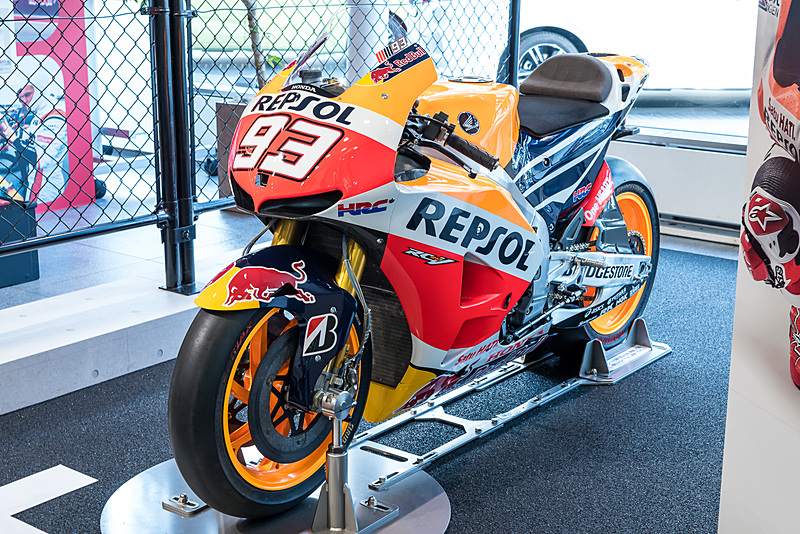 ホンダウエルカムプラザ青山では、Repsol Hondaのバイクにまたがって記念写真を撮れるコーナーなども設置されている
