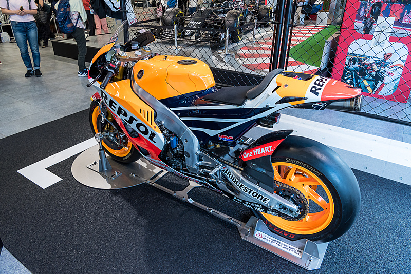 ホンダウエルカムプラザ青山では、Repsol Hondaのバイクにまたがって記念写真を撮れるコーナーなども設置されている