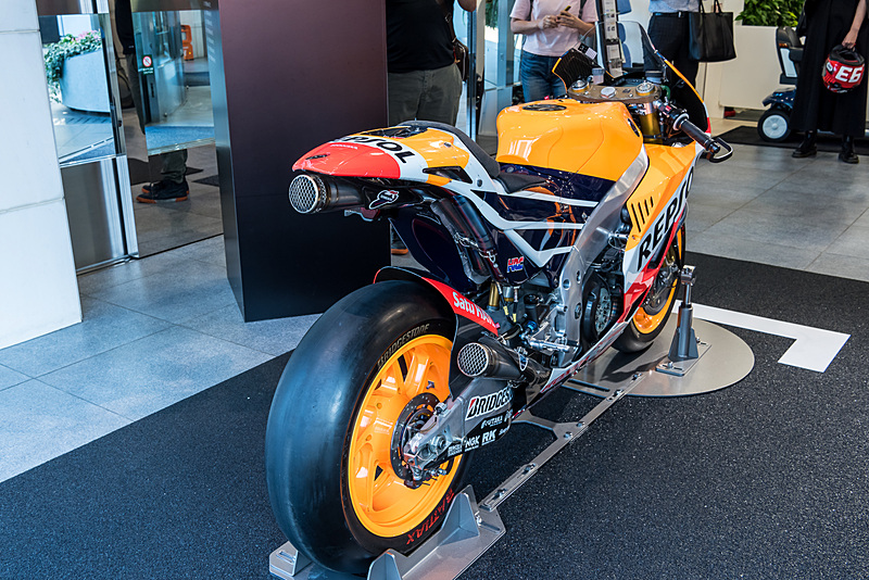 ホンダウエルカムプラザ青山では、Repsol Hondaのバイクにまたがって記念写真を撮れるコーナーなども設置されている