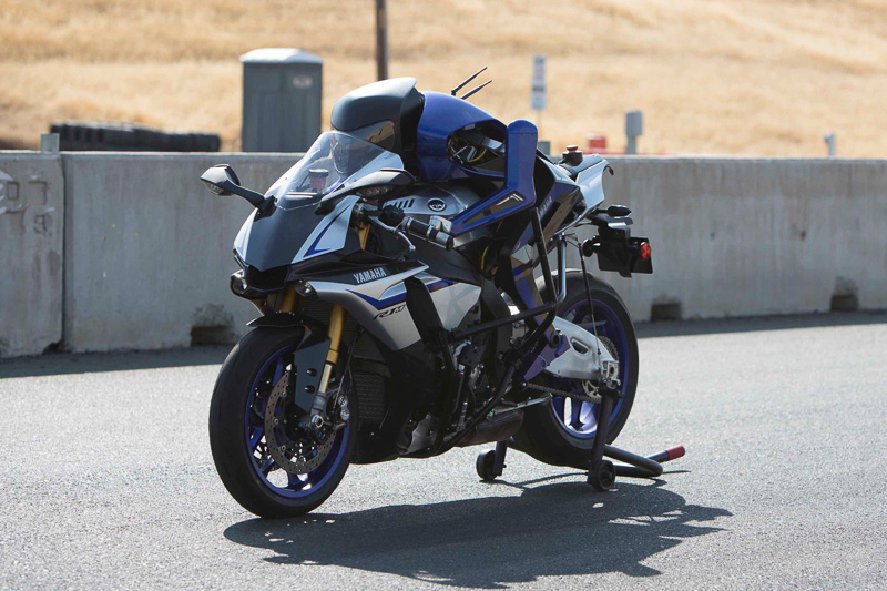 東京モーターショー2017のヤマハブースで世界初披露される自律ライディングロボット「MOTOBOT Ver.2」