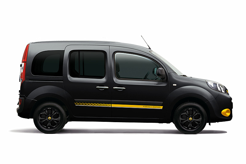 ノワール メタルMを基調としたボディの要所に、ルノーF1マシンをイメージさせるジョン シリウスMのワンポイントを設定。ドアパネルにも専用サイドストライプを装着する