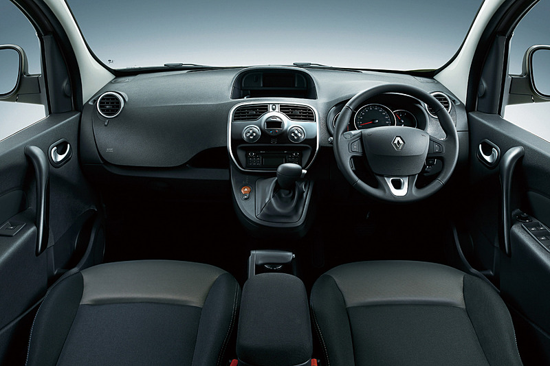 車内ではブリリアントブラック センタークラスターを採用