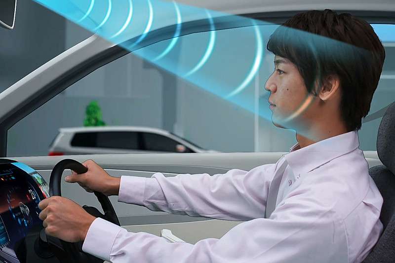 「先進HMI」として紹介される車載用超指向性スピーカーのイメージ画像