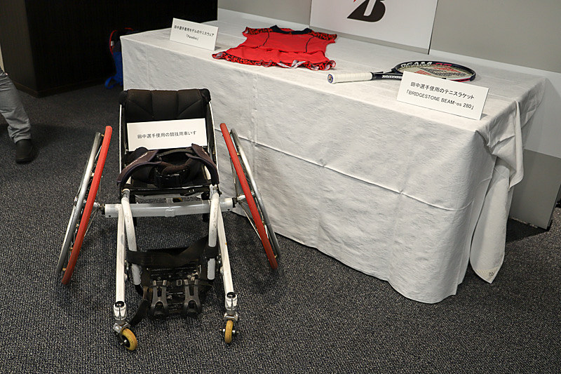 会場には、秦選手が使用している自転車（左）と、ブリヂストンに所属している車いすテニスの田中愛美選手が使用している車いすなど（右）が展示されていた