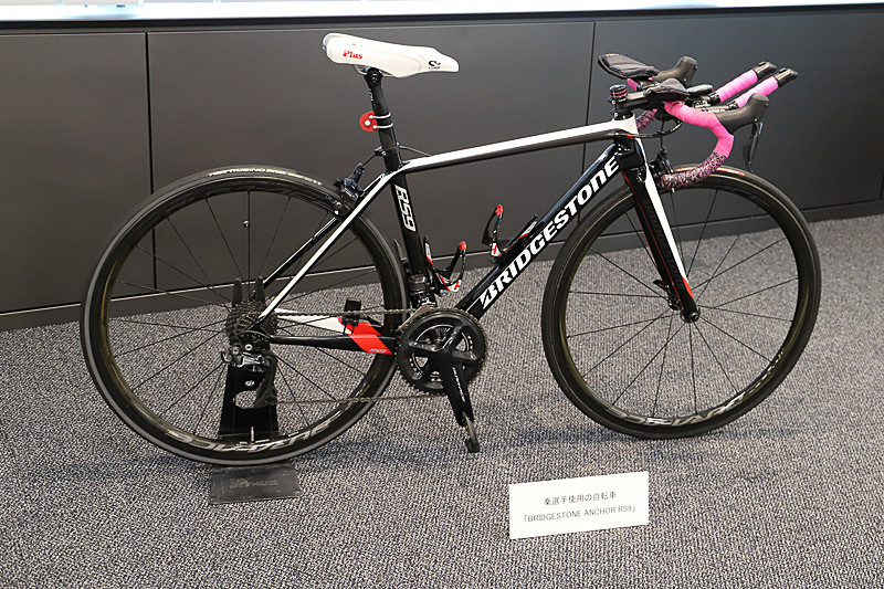 会場には、秦選手が使用している自転車（左）と、ブリヂストンに所属している車いすテニスの田中愛美選手が使用している車いすなど（右）が展示されていた