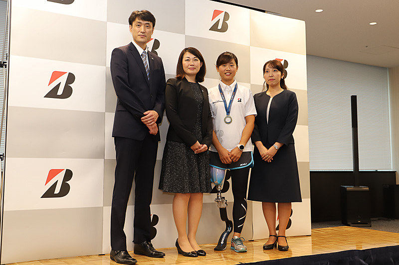 左から、ブリヂストンサイクル株式会社 経営戦略本部ブランドコミュニケーション戦略課 課長 渋谷淳一氏、株式会社ブリヂストン オリンピック・パラリンピックマーケティング推進部 アクティベーション推進ユニット 課長 鳥山聡子氏、パラトライアスロンの秦由加子選手、株式会社ブリヂストン イノベーション本部 イノベーションマネジメント部 イノベーション調査研究ユニット 主任部員 小平美帆氏が「Team Bridgestone」パラアスリート技術支援発表会に参加