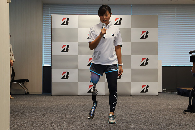 義足の形状をこれまでの膝関節があるタイプからストレートタイプに変更し、股関節を使って外側から足を回すフォームに改良を行なったと説明する秦選手