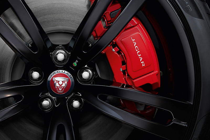 レッド・キャリパーを装着したファラロン・グロスブラックの20インチ 5スポークアロイホイール（テクニカルグレーフィニッシュ）