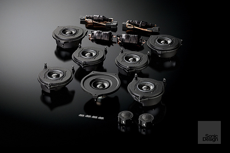 メルセデス・ベンツの「Eクラス セダン」に搭載されるBurmesterサラウンドサウンドシステムに対応する「SC-213Mb」。製品構成はフロントドア左右、リアドア左右、リアシェルフ左右、センターの純正ドアスピーカーと、フロント用純正ツィーター左右とそれぞれ交換装着する計9モジュールに加え、アディショナルコンペンセーターが付属