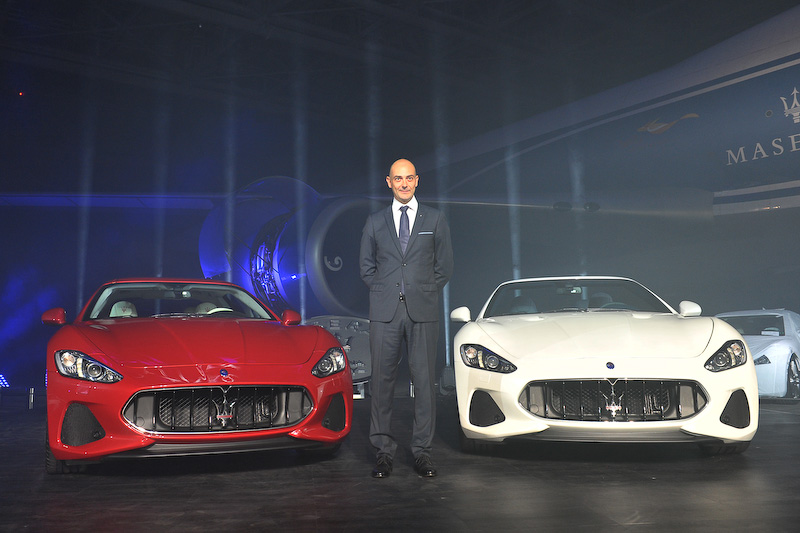 2018年モデルの「グラントゥーリズモ」「グランカブリオ」と記念撮影に応じるマセラティ ジャパン株式会社 代表取締役のグイド・ジョバネッリ氏