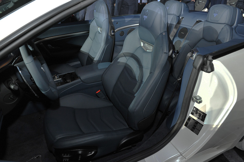 グランカブリオ MCのボディサイズは4920×1915×1380mm（全長×全幅×全高）。最高速291km/h、0-100km/加速4.9秒を誇る