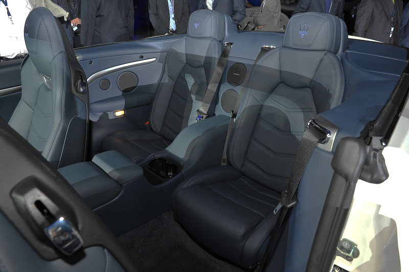 グランカブリオ MCのボディサイズは4920×1915×1380mm（全長×全幅×全高）。最高速291km/h、0-100km/加速4.9秒を誇る