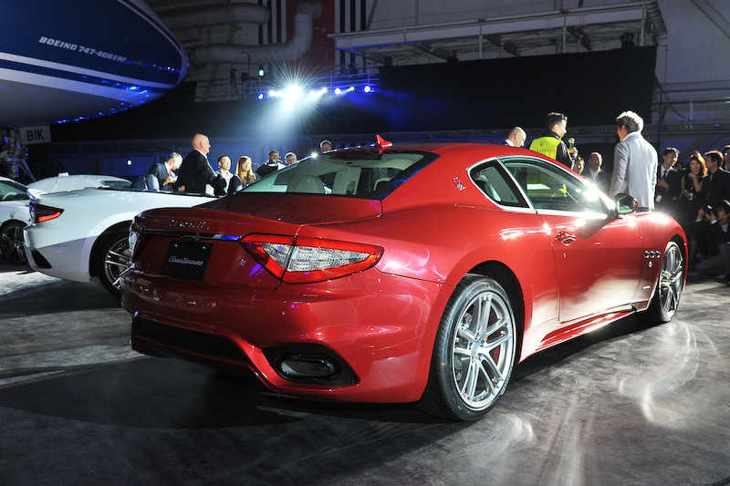 グラントゥーリズモ スポーツのボディサイズは4910×1915×1380mm（全長×全幅×全高）、ホイールベースは2940mm。車両重量は1880kg。最高速299km/h、0-100km/加速4.8秒というスペック