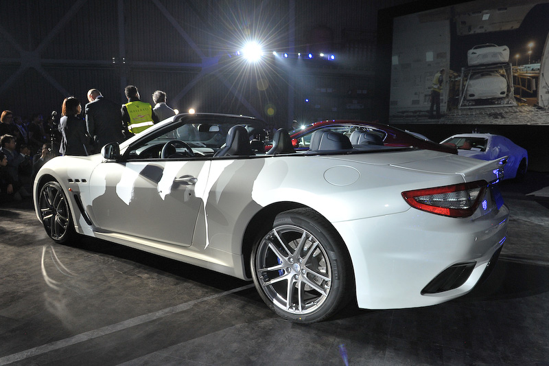 グランカブリオ MCのボディサイズは4920×1915×1380mm（全長×全幅×全高）。最高速291km/h、0-100km/加速4.9秒を誇る