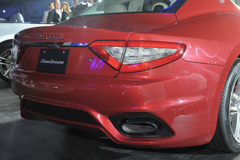 グラントゥーリズモ スポーツのボディサイズは4910×1915×1380mm（全長×全幅×全高）、ホイールベースは2940mm。車両重量は1880kg。最高速299km/h、0-100km/加速4.8秒というスペック