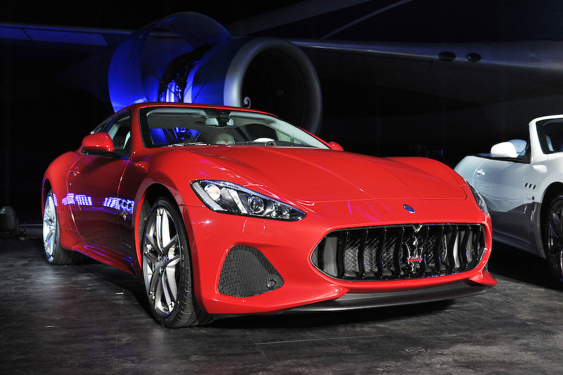 グラントゥーリズモ スポーツのボディサイズは4910×1915×1380mm（全長×全幅×全高）、ホイールベースは2940mm。車両重量は1880kg。最高速299km/h、0-100km/加速4.8秒というスペック