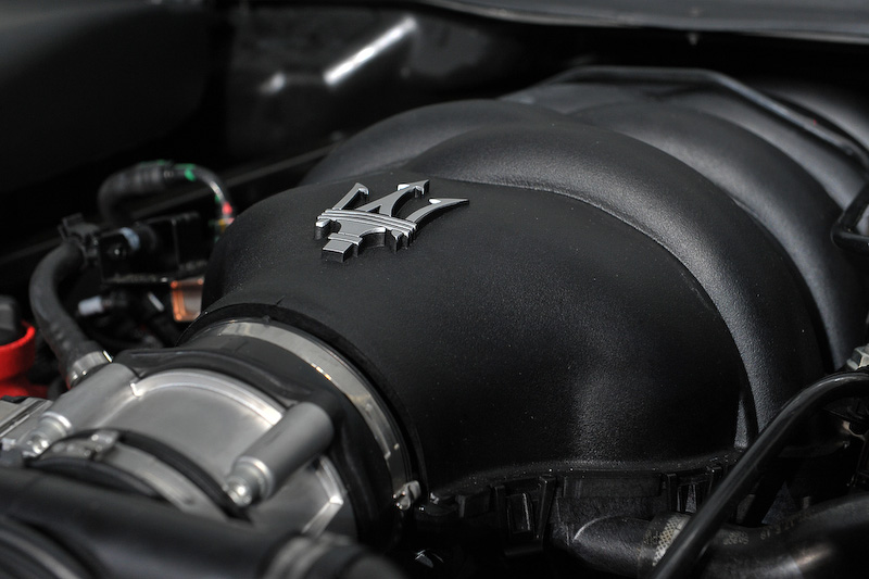 グラントゥーリズモ、グランカブリオともに最高出力338kW（460PS）/7000rpm、最大トルク520Nm（53.0kgm）/4750rpmを発生する自然吸気のV型8気筒DOHC 4.7リッターエンジンを搭載