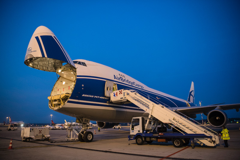 イタリアから日本に空輸される様子