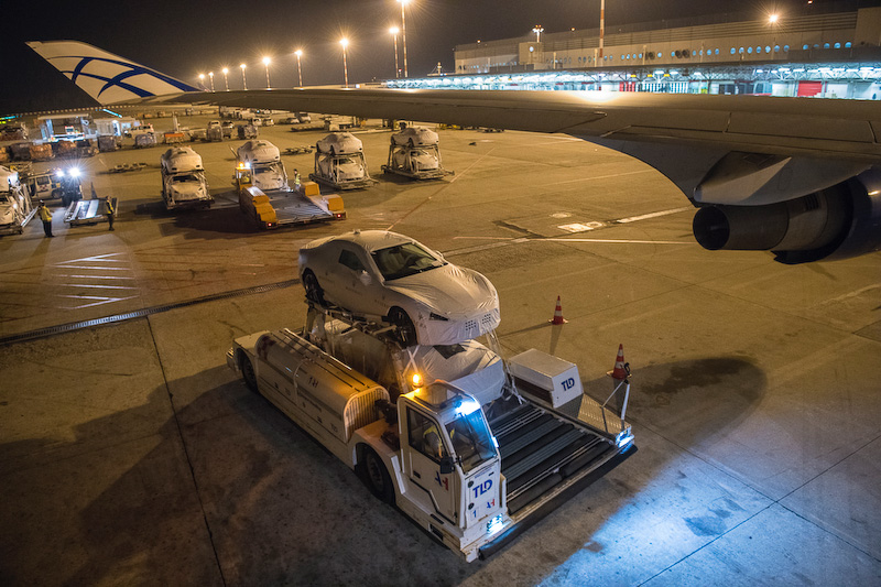 イタリアから日本に空輸される様子