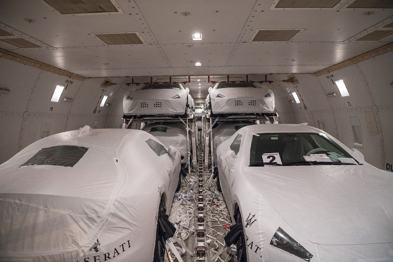 イタリアから日本に空輸される様子